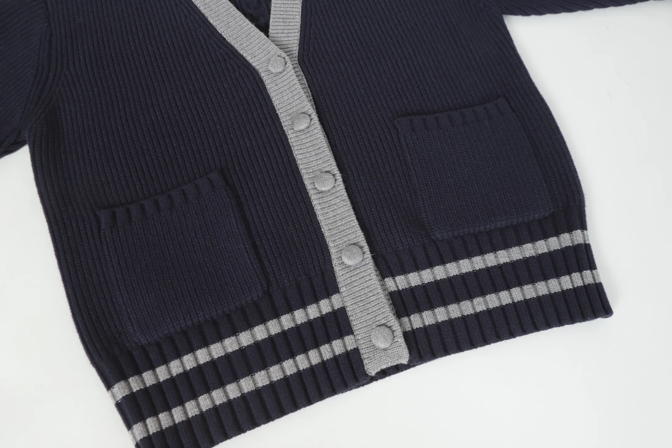 THOM BROWNE · Logo V ：Dark Blue Gray Size：S M L Thom Browne 1965 ， 1997 。 Giorgio Armani ， Club Monaco ， 。Browne ， 、 。 ， 。 Thom Browne Classic ， 、 Classic。